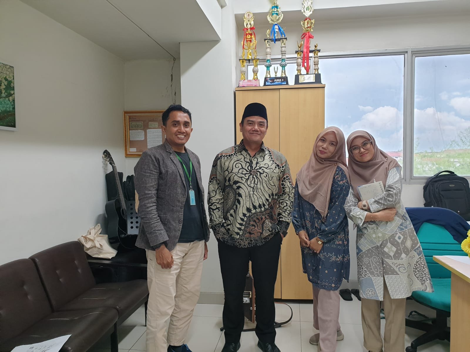 Tangan sedang menggunakan laptop